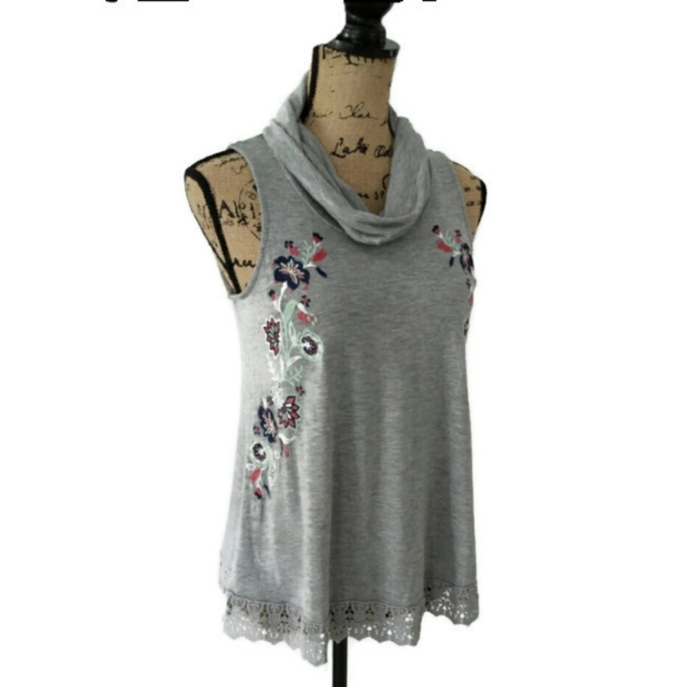 Womens tank sz M sleeveless gray embroidered